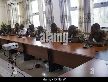 COTONOU (Benin (21 marzo 2017) marinai del Benin navy discutere visita, scheda, ricerca e sequestro e procedure mediche in preparazione per esercitare Obangame Express 2017. Obangame Express , sponsorizzata dalla U.S. Africa il comando, è progettato per migliorare la cooperazione regionale, dominio marittimo la sensibilizzazione, la condivisione di informazioni pratiche, e tattiche di interdizione della competenza per migliorare la capacità collettiva del Golfo di Guinea e ad ovest le nazioni africane a mare contatore basato su attività illecite. Foto Stock