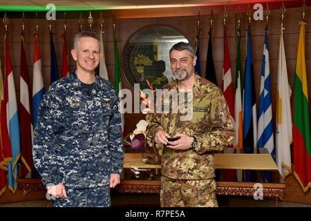 Roma (21 marzo 2017) Capt. Daniel Dwyer, capo del personale, U.S. Sesta flotta, a sinistra in posa per una foto con l'Esercito Italiano Brig. Gen. Manlio Scopigno, capo del personale europeo forza navale funzionamento Sophia missione EUNAVFOR (MED), al EUNAVFOR MED sede in Roma, 21 marzo 2017. Stati Uniti Sesta flotta, con sede a Napoli, Italia conduce lo spettro completo di giunto e operazioni navali, spesso di concerto con allied, e congiunta tra le agenzie partner al fine di anticipo NEGLI STATI UNITI gli interessi nazionali e la sicurezza e la stabilità in Europa e in Africa. Foto Stock