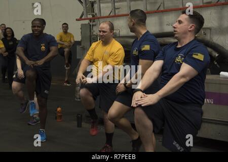 Oceano atlantico (21 marzo 2017) il capo e 1a classe Sottufficiali partecipare fisicamente in un sessione di allenamento come parte del CPO 365 Fase I programma in hangar bay a bordo della portaerei USS Dwight D. Eisenhower CVN (69) (IKE). Ike è attualmente conducendo portaerei qualifiche durante la fase di supporto della flotta ottimizzato il piano di risposta (OFRP). Foto Stock