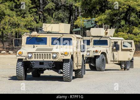 I soldati della New Jersey esercito guardie nazionali 2-102nd Cavalry preparare due HMMWV per avere un sistema di traino montato per vivere formazione antincendio a base comuneGuire-Dix Mc-Lakehurst, N.J., 23 marzo 2017. La stoppa (tubo-lanciato, otticamente inseguito, filo guidato) è un americano di anti-missile serbatoio. Foto Stock