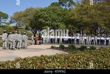 Avieri e Biloxi High School Junior cadetti ROTC partecipare da una donna in una storia mese tutti-femmina cerimonia di ritiro 21 marzo 2017, su Keesler Air Force Base, Miss. Il tema del 2017 WHM è "Onorare Trailblazing donne nel lavoro ed affari " in onore di donne che hanno sfidato con successo il ruolo femminile nel mondo degli affari e del lavoro pagato la forza. Foto Stock