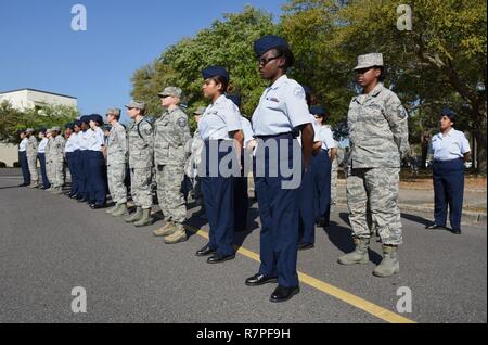 Avieri e Biloxi High School Junior cadetti ROTC partecipare da una donna in una storia mese tutti-femmina cerimonia di ritiro 21 marzo 2017, su Keesler Air Force Base, Miss. Il tema del 2017 WHM è "Onorare Trailblazing donne nel lavoro ed affari " in onore di donne che hanno sfidato con successo il ruolo femminile nel mondo degli affari e del lavoro pagato la forza. Foto Stock