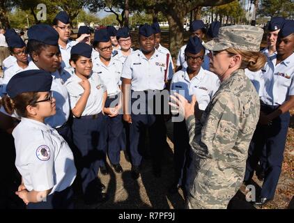 Col. Michele Edmondson, 81st formazione Wing Commander, parla di Biloxi High School Junior ROTC cadetti a seguito di una donna storia mese tutti-femmina cerimonia di ritiro 21 marzo 2017, su Keesler Air Force Base, Miss. Il tema del 2017 WHM è "Onorare Trailblazing donne nel lavoro ed affari " in onore di donne che hanno sfidato con successo il ruolo femminile nel mondo degli affari e del lavoro pagato la forza. Foto Stock