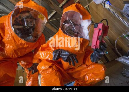 Strike Team stati Sgt. Joe Bercovic, destra, condivide le sue scoperte con il dispositivo di identificazione chimica con analizzatore di colpire i membri del team personale Sgt. Nicky Lam, sia con il New Jersey Guardia Nazionale della ventunesima armi di distruzione di massa supporto Destruction-Civil Team, durante un esercizio di formazione con la Picatinny Arsenal dei Vigili del fuoco presso il New Jersey Homeland Defence Homeland Security Center a Picatinny Arsenal, N.J., Marzo 23, 2017. Il ventunesimo WMD-CST è una unità di snodo compreso del New Jersey e la Guardia Nazionale di soldati e aviatori la cui missione è quella di sostenere le autorità civili mediante identificazione chimica, veterinarians Foto Stock