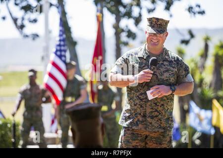 Stati Uniti Marine Corps Capt. Carter, ritirarvi officer, indirizzi il pubblico durante la cerimonia di pensionamento di Gunnery Sgt. Ismael Peña presso la Santa Margarita Ranch House su Camp Pendleton, California, 24 marzo 2017. Foto Stock