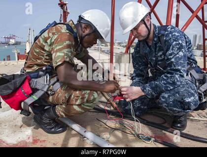 COTONOU (Benin (23 marzo 2017) Electronics Tecnico 2a classe Justin Roberts, destra e Benin navy Petty Officer 1. Classe Aristide Hometowou test apparecchiature radar durante l'esercizio Obangame Express 2017. L'esercizio è sponsorizzato da U.S. Africa il comando e destinate a migliorare la cooperazione regionale, dominio marittimo la sensibilizzazione, la condivisione di informazioni pratiche, e tattiche di interdizione della competenza per migliorare la capacità collettiva del Golfo di Guinea e ad ovest le nazioni africane a mare contatore basato su attività illecite. Foto Stock