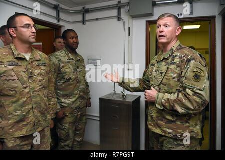 Stati Uniti Esercito il Mag. Gen. Joseph Harrington, Comandante generale degli Stati Uniti Army Africa (USARAF) indirizzi di fanteria e gli affari civili soldati assegnati a Combined Joint Task Force-Horn dell Africa a Camp Lemonnier, Gibuti, Marzo 22, 2017. USARAF fornisce il comando della missione e impiega le forze per impostare il teatro, il comportamento delle forze di sicurezza, di assistenza e di fornire il supporto al giunto e i suoi partner internazionali al fine di raggiungere gli Stati Uniti Africa teatro comando piano di campagna obiettivi. Foto Stock