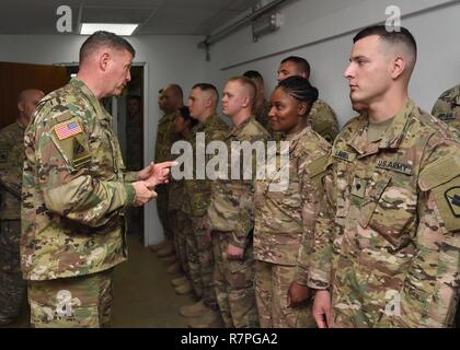 Stati Uniti Esercito il Mag. Gen. Joseph Harrington, Comandante generale degli Stati Uniti Army Africa (USARAF) Visite con la fanteria e gli affari civili soldati assegnati a Combined Joint Task Force-Horn dell Africa a Camp Lemonnier, Gibuti, Marzo 22, 2017. USARAF fornisce il comando della missione e impiega le forze per impostare il teatro, il comportamento delle forze di sicurezza, di assistenza e di fornire il supporto al giunto e i suoi partner internazionali al fine di raggiungere gli Stati Uniti Africa teatro comando piano di campagna obiettivi. Foto Stock