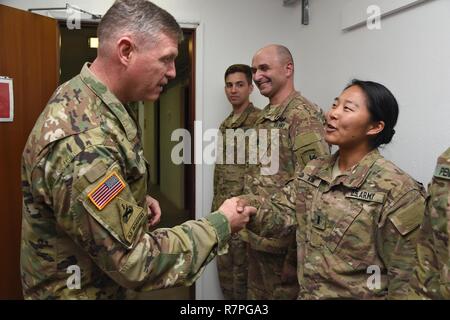 Stati Uniti Esercito il Mag. Gen. Joseph Harrington, Comandante generale degli Stati Uniti Army Africa riconosce 1Lt. Elizabeth Kim per le straordinarie prestazioni in qualità di ufficiale responsabile della salute ambientale presso il Camp Lemonnier, Gibuti, Marzo 22, 2017. Harrington la visita ha incluso la possibilità di incontrare con Camp Lemonnier e Combined Joint Task Force-Horn dell Africa leadership, come pure riconoscono numerosi soldati distribuiti identificati come esecutori superiore mentre si serve del Corno d Africa. Foto Stock