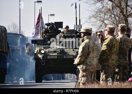 Stati Uniti I soldati assegnati al 2° Stormo, 2° reggimento di cavalleria, insieme con i partner della NATO spia britannica dragoni e il rumeno Blue scorpioni, kick off la loro strada tattico di marzo alla Polonia durante una cerimonia di partenza a Caserma di Rose in Vilseck, Germania, 25 marzo 2017. Insieme la formazione degli Alleati si unirà il polacco della XV Brigata meccanizzata, xvi divisione di fanteria in Orzsyz, Polonia per formare gruppo di combattimento della Polonia. Il gruppo di combattimento distribuito a sostegno della missione della NATO in avanti rafforzata presenza (eFP). Foto Stock