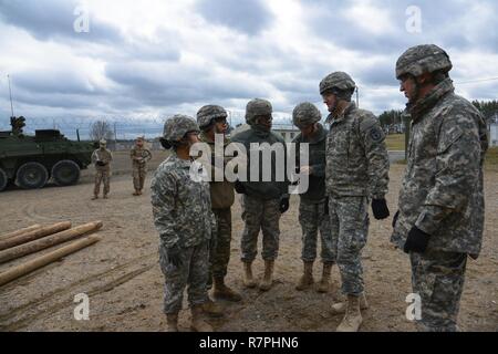 Stati Uniti Soldati, assegnato alla sanità pubblica in Europa di comando e definire strategie prima di un team-building evento al settimo Esercito di formazione del comando di Grafenwoehr area formazione Germania, 20 marzo 2017. Il team-building esercizi, che incluse fisica e intellettuale, le funzioni sono state progettate per la costruzione di unità morale e cameratismo tra i team. Foto Stock