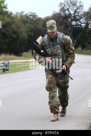 La riserva di esercito di Spc. Keith Rhodes, a Greenville, N.Y. nativo e un trapano sergente candidato con Bravo Company, 1-304esimo reggimento di fanteria, quarta brigata, 98Training Division (entrata iniziale formazione), raggiunge la meta del suo 10k road marzo durante il training 108th comando (IET) 2017 miglior guerriero concorrenza a Camp Bullis, Texas, 21 marzo 2017. Rodi ha vinto il soldato dell'anno titolo per il novantottesimo Training Division (IET). Foto Stock