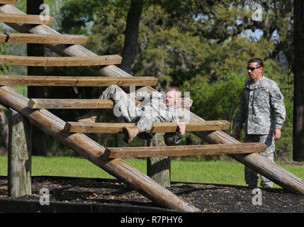 La riserva di esercito Sgt. Ryan Pritchett, un Wilmore, Ken. nativo e praticare il sergente con Delta Company, 2-397th, 2° Brigata, 104th Training Division (LT), naviga un ostacolo durante la formazione 108th comando (IET) 2017 miglior guerriero concorrenza a Camp Bullis, Texas, Marzo 19-24. Pritchett ha vinto il titolo di 2017 sottufficiale dell'anno per il 104th Training Division (LT). Foto Stock