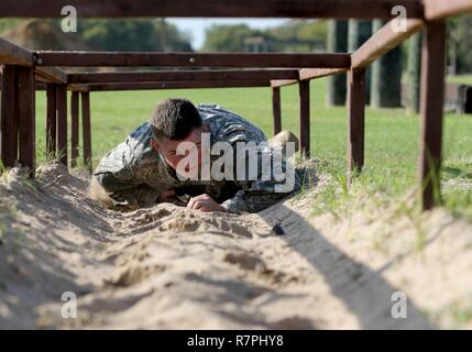 Esercito personale di riserva Sgt. Jonathan Davis con il 104th Training Division (LT) completa la bassa-crawl ostacolo durante la formazione 108th comando (IET) guerriero migliore concorrenza a Camp Bullis, Texas, Marzo 19-24, 2017. Foto Stock