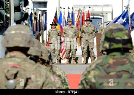 (Da sinistra a destra) U.S. Esercito Col. Patrick J. Ellis, comandante della 2° reggimento di cavalleria (2CR), U.S. Esercito il Mag. Gen. Timothy McGuire, U.S. Esercito dell'Europa il vice Comandante generale e degli Stati Uniti Esercito Lt. Col. Steven Gventer, comandante della 2° Stormo, 2CR, stand prima di soldati, con gruppo di combattimento della Polonia, al gruppo di combattimento Polonia cerimonia di partenza, 25 marzo 2017, al 2° reggimento di cavalleria sede in Vilseck, Germania. Gruppo di combattimento della Polonia è composta di Stati Uniti Soldati, assegnati al 2° reggimento di cavalleria e soldati, dal Regno Unito e Romania. Gruppo di combattimento la Polonia conv Foto Stock