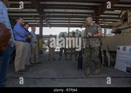 Associa dalla Defense Advanced Research Projects Agency (DARPA) visita Camp Lejeune di parlare con gli Stati Uniti Marines e discutere di possibili progressi tecnologici per la Marine Corps, Marzo 21, 2017. DARPA ha la missione di rendere pivotal investimenti in tecnologie innovative per la sicurezza nazionale. Foto Stock