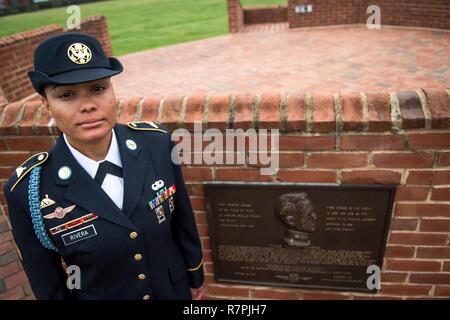 Sgt. Brittany Sylvester-Rivera, 3d U.S. Reggimento di Fanteria (la vecchia guardia), la prima donna della fanteria caporale, mostra il suo nuovo cavo blu del 27 marzo 2017, sul campo Summerall a base comune Myer-Henderson Hall, Va. Foto Stock