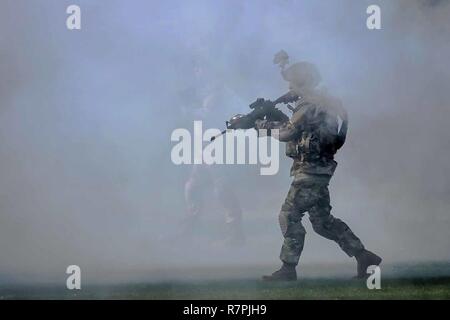 Sgt. Brittany Sylvester-Rivera, 3d U.S. Reggimento di Fanteria (la vecchia guardia) laureati come parte del 'Super Squad' durante la sua laurea il 17 marzo 2017 a Fort Benning, G.A. Sylvester-Rivera è la prima femmina di fanteria sottufficiale di reclass con successo in un11 bravo militare di combattimento specialità professionali (MOS). Foto Stock