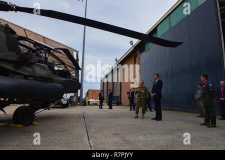 Stati Uniti Esercito Capt. Matt Summey, un AH-64 Apache elicottero pilota assegnato alla 59th aviazione comando di truppa, parla con James Comey, direttore dell'Ufficio federale dell'inchiesta, circa l'AH-64 Longbow Apache elicottero durante la sua visita a McEntire comune di Guardia Nazionale Base, S.C., Marzo 22, 2017. Gli agenti FBI sono stati invitati a visitare la Carolina del Sud Air National Guard's 169Fighter Wing al fine di discutere le funzionalità e ulteriori relazioni tra civili e militari delle forze dell'ordine. Foto Stock