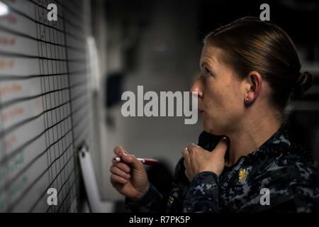 SAN DIEGO (Mar. 24, 2017) Lt. Jenniffer Rajner grafici lo status delle vittime di traumi durante un incidente di massa evoluzione della formazione a bordo della portaerei USS Theodore Roosevelt CVN (71). Theodore Roosevelt è attualmente ormeggiate e homeported alla Naval Air Station North Island. Foto Stock