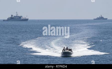 Mare delle Andamane (26 marzo 2017) velisti assegnati al programma Littoral Combat Ship USS Coronado (LCS 4) ritorno alla nave a seguito di un imbarco combinato della Royal Navy malese nave Perantau KD 151 con marinai dalla Marina militare indiana e la marina militare Tailandese come parte di una interdizione marittima funzionamento (MIO) esercizio durante il Langkawi International Maritime e salone aerospaziale 2017. La nave è in una distribuzione di rotazione NEGLI STATI UNITI 7 flotta area di responsabilità. Il Coronado è un veloce ed agile nave da guerra fatta su misura per pattugliare le acque della regione marine e lavoro carena e scafo con partner marine, fornendo 7 Flotta Foto Stock