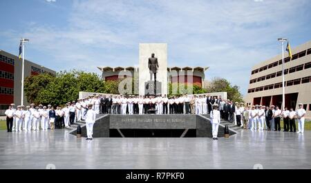 LA PUNTA-Callao, Perù (21 marzo 2017) i partecipanti degli Stati Uniti Guerra navale del Collegio (NWC) regionale XIV simposio Alumni posano per una foto di gruppo a il peruviano Naval Academy in LaPunta-Callao, Perù. La tre giorni di evento organizzato in partnership con il peruviano Naval War College, riunisce 65 NWC alumni da 21 North American, latino-americani e caraibici per discutere delle sfide comuni nella regione. Foto Stock