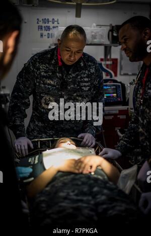 SAN DIEGO (Mar. 24, 2017) marinai asini la condizione di un trauma vittima durante un incidente di massa evoluzione della formazione a bordo della portaerei USS Theodore Roosevelt CVN (71). Theodore Roosevelt è attualmente ormeggiate e homeported alla Naval Air Station North Island. Foto Stock