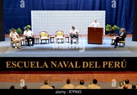 LA PUNTA-Callao, Perù (21 marzo 2017) posteriori Adm. Jeffrey A. Harley, presidente degli Stati Uniti Naval War College (NWC) a Newport, Rhode Island, accoglie i partecipanti di NWC's xiv Alumni regionale simposio tenutosi presso l'accademia in LaPunta-Callao, Perù. La tre giorni di evento organizzato in partnership con il peruviano Naval War College, riunisce 65 NWC alumni da 21 North American, latino-americani e caraibici per discutere delle sfide comuni nella regione. Foto Stock