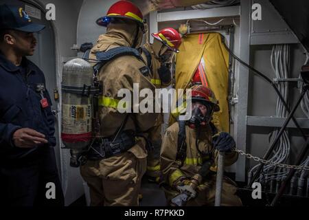 SAN DIEGO (Mar. 24, 2017) marinai dal danno il controllo preparare per estinguere un incendio durante una evoluzione della formazione a bordo della portaerei USS Theodore Roosevelt CVN (71). Theodore Roosevelt è attualmente ormeggiate e homeported alla Naval Air Station North Island. Foto Stock