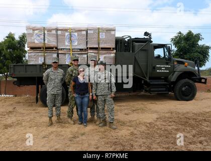 MAYAPO, Colombia (22 marzo 2017) - Lt. Martin Bunt (secondo da sinistra), continuando la promessa 2017's (CP-17) Personale giudice avvocato; colombiano elementi di servizio e un colombiano navy dipendente civile stand nella parte anteriore di U.S. medico, dentistico e igienico di donazioni al CP-17 sito medico in Mayapo, Colombia. Quasi 7 tonnellate di forniture sono state consegnate al Mayapo dalla Marina militare il progetto Handclasp, che trasporta merci donati a loro senza alcun costo per le associazioni di beneficenza. Le donazioni saranno distribuiti in tutta la regione di Guajira della Colombia. CP-17 è un U.S. Comando sud-sponsorizzato e U.S. Forze navali sud Foto Stock