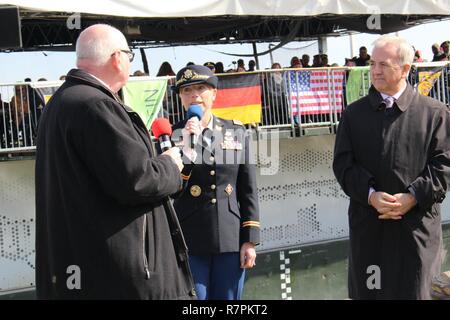 Lt. Col. Julie Balten, comandante del moderno-giorno 249Engineer battaglione (Potenza primaria) parla a Nierstein città funzionari durante il monumento Inaugurazione Sabato, 24 marzo 2017 in Nierstein, Germania. Americani e tedeschi si sono riuniti per l inaugurazione di un monumento a la 249Engineer di combattimento del Battaglione sforzi alla fine della II Guerra Mondiale, la costruzione di un ponte che attraversa il fiume vicino a Nierstein durante una operazione che ci ha aiutato a snellire la guerra. Foto Stock