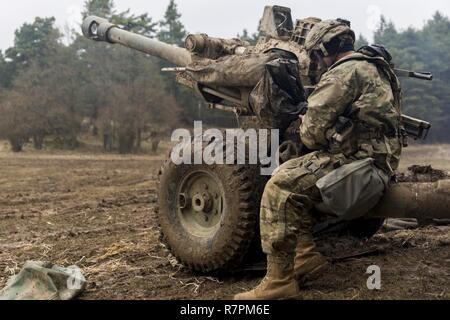 Un U.S. Soldato della società Alfa, 4° Battaglione, 319Airborne campo reggimento di artiglieria, 173rd Airborne Brigade regola un M119 105mm obice durante la conduzione di un incendio a secco esercizio durante l'esercizio Allied spirito vi al settimo Esercito di formazione del comando Hohenfels Area Formazione, Germania, 24 marzo 2017. Esercizio Allied spirito vi comprende circa 2.770 partecipanti da 12 NATO e partner per la pace delle nazioni, e degli esercizi di tattica di interoperabilità e prove di comunicazione sicura entro i membri dell alleanza e nazioni partner. Foto Stock