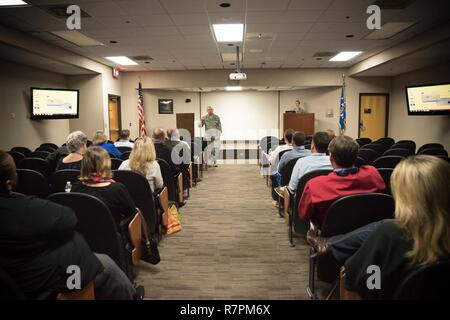 Col. Michael Manion, 403Wing Commander, parla di un gruppo della costa del golfo ai leader civici durante un ala 403ospitato leader civico tour a base comune San Antonio, Marzo 23-24. Foto Stock