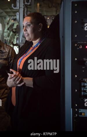 Rebecca Smith, Beau Rivage Hotel e Casino direttore di talento acquisizione e gestione, guarda fuori dalla finestra di un WC-130J Super Hercules aeromobile durante una ala 403ospitato leader civico tour a base comune San Antonio, Marzo 23-24. Foto Stock