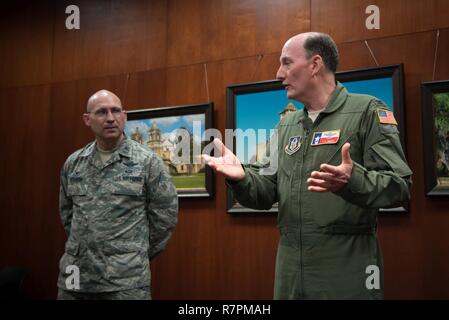 Col. Michael Manion, 403Wing Commander e Col. T.K. Smith, 433rd Airlift Wing Commander, parlare della costa del Golfo leader civico durante un ala 403ospitato leader civico tour a base comune San Antonio, Marzo 23-24. Foto Stock