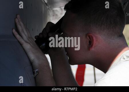 Senior Airman Grayson Byrd 367 Squadrone manutenzione crewchief, Homestead Air Base riserva Fla., controlli un F-16C Fighting Falcon dopo l'arrivo a Andravida Air Base, Grecia, Marzo 23, 2017. F-16Cs, insieme a circa 220 aviatori sono il supporto di esercizio INIOHOS 17, un Hellenic Air Force-led grande vigore battenti esercizio tra gli alleati della NATO e i paesi partner. Foto Stock