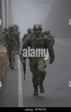 Un nuovo esercito di Jersey soldato della protezione nazionale compete in un 12-Mile timed ruck marzo durante il 2017 New Jersey esercito nazionale Guard guerriero migliore concorrenza su base comuneGuire-Dix Mc-Lakehurst, N.J., 28 marzo 2017. Otto soldati e otto NCO sono in competizione nella NJARNG del guerriero migliore concorrenza, Mar. 27-29, che presenta gli eventi temporizzati, tra cui Urban Warfare simulazioni, un 12-Mile ruck marzo, navigazione terrestre e l'esercito fisica Test. Il Soldato superiore e NCO andrà a competere nella regione 1 Concorrenza in aprile contro la guardia nazionale truppe di sei nuovi Stati in Inghilterra e N Foto Stock