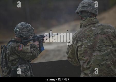 New Jersey esercito nazionale Guard Sgt. Michael Henri compete in una sollecitazione temporizzata scatta durante il 2017 New Jersey esercito nazionale Guard guerriero migliore concorrenza su base comuneGuire-Dix Mc-Lakehurst, N.J., 28 marzo 2017. Otto soldati e otto NCO sono in competizione nella NJARNG del guerriero migliore concorrenza, Mar. 27-29, che presenta gli eventi temporizzati, tra cui Urban Warfare simulazioni, un 12-Mile ruck marzo, navigazione terrestre e l'esercito fisica Test. Il Soldato superiore e NCO andrà a competere nella regione 1 Concorrenza in aprile contro la guardia nazionale truppe di sei nuovi Stati in Inghilterra un Foto Stock