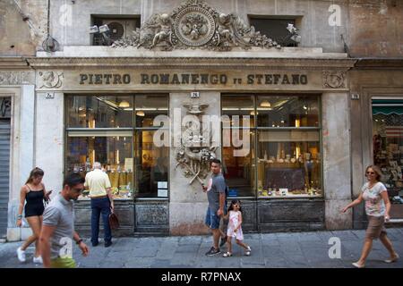 In Italia, la Liguria, geni, persone che passano di fronte alla facciata storica della pasticceria Pietro Romanego di Stefano Foto Stock