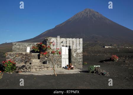 Capo Verde, Fogo, Pico de Fogo, bambini davanti alla loro casa in caldeira del vulcano Pico de Fogo Foto Stock