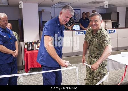 28 Marzo 2017 - ADM. Harry Harris, USN, Comandante U.S. Pacifico Comando e Adm posteriore. Keith Smith, USCG, Direttore del giunto interagenzie Task Force West (JIATF West), tagliare nastri cerimoniali per la dedicazione di JIATF West è di nuovo contro il narcotraffico Centro Operazioni a Camp H.M. Smith. Foto Stock