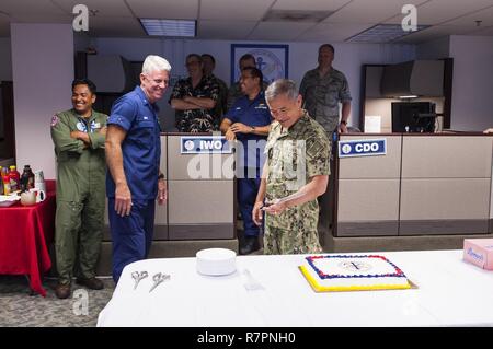 28 Marzo 2017 - ADM. Harry Harris, USN, Comandante U.S. Pacifico Comando e Adm posteriore. Keith Smith, USCG, Direttore del giunto interagenzie Task Force West (JIATF West), tagliare la torta presso la dedizione di JIATF West è di nuovo contro il narcotraffico Centro Operazioni a Camp H.M. Smith. Foto Stock