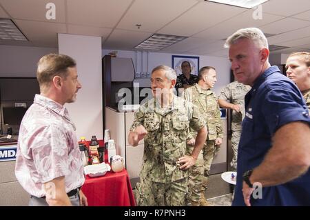 28 Marzo 2017 - ADM. Harry Harris, USN, Comandante U.S. Pacifico Comando e Adm posteriore. Keith Smith, USCG, Direttore del giunto interagenzie Task Force West (JIATF West), a parlare con i membri del personale Brant Kitrell, Interfaccia comune preposto al controllo e alla dedizione di JIATF West è di nuovo contro il narcotraffico Centro Operazioni a Camp H.M. Smith. Foto Stock