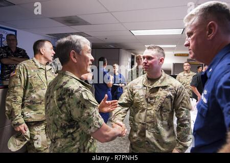 28 Marzo 2017 - ADM. Harry Harris, USN, Comandante U.S. Pacifico Comando e Adm posteriore. Keith Smith, USCG, Direttore del giunto interagenzie Task Force West (JIATF West), congratularmi con CPT. Justin Yourtee, USA, per una presentazione ben fatto per la dedicazione di JIATF West è di nuovo contro il narcotraffico Centro Operazioni a Camp H.M. Smith. Foto Stock