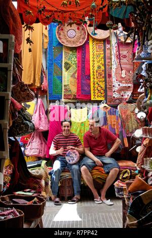 Spagna, Andalusia, Granada, Marocan craf shop in un vicolo di shopping dell'Alcaiceria, il vecchio mercato della seta Foto Stock