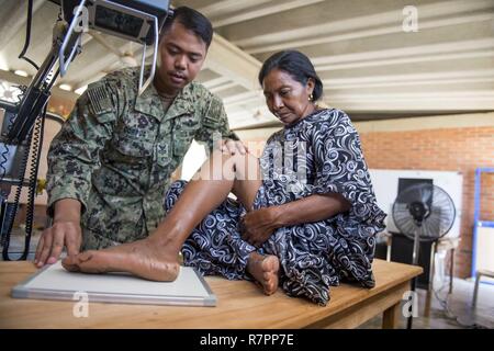 MAYAPO, Colombia (25 marzo 2017) - Ospedale Corpsman 1a classe Nathaniel Corpuz, nativo di Maui, Hawaii, attaccato all'Ospedale Navale di Jacksonville, Florida, esegue un esame a raggi X sulla gamba di una nazione ospite paziente presso la continua promessa 2017 (CP-17) medico sito in Mayapo, Colombia. CP-17 è un U.S. Comando sud-sponsorizzato e U.S. Forze Navali Comando meridionale/STATI UNITI 4a flotta-condotto di distribuzione condotta civile-militare comprendente le operazioni di assistenza umanitaria, impegni di formazione e medico, dentista e supporto di veterinari in uno sforzo per mostrare il supporto degli Stati Uniti e di impegno per una centrale Foto Stock