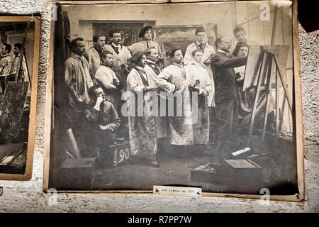 Il Belgio, Bruxelles, Van der Kelen scuola di pittura, ingresso della scuola rivela la storia della scuola è visualizzato sulle pareti all'entrata dell'edificio. ; Questa scuola è l'unico al mondo ad insegnare dal 1882 le tradizionali tecniche di pittura decorativa. I corsi pratici sono completati da nozioni di storia dell'arte così come scritte corsi. Al termine di sei mesi, lo studente sarà in grado di imitare più di trenta varietà di legno, e trenta di marmi Foto Stock