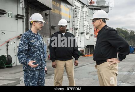 YOKOSUKA, Giappone (23 marzo 2017) Vice Adm. Herman A. Shelanski, Navale Ispettore Generale, parla con il cap. Paolo Lanzilotta, delegato della Marina è solo distribuita portaerei USS Ronald Reagan (CVN 76) e Master Chief Hilton Owens, bandiera scrittore, sul ponte di volo. Shelanski era Ronald Reagan commissioning executive officer. Ronald Reagan, il portabandiera del Carrier Strike gruppo 5, fornisce un combattimento-pronto forza che protegge e difende la collettiva degli interessi marittimi dei suoi alleati e partner in Indo-Asia-regione del Pacifico. Foto Stock