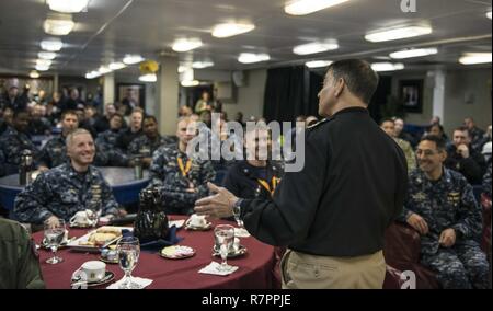 YOKOSUKA, Giappone (23 marzo 2017) Naval Ispettore Generale Vice Adm. Herman A. Shelanski parla di chief petty ufficiali e sottufficiali a bordo della marina in avanti solo schierate portaerei USS Ronald Reagan (CVN 76). Shelanski si è incontrato con la leadership di bordo nonché junior marinai durante la sua visita. Ronald Reagan, il portabandiera del Carrier Strike gruppo 5, fornisce un combattimento-pronto forza che protegge e difende la collettiva degli interessi marittimi dei suoi alleati e partner in Indo-Asia-regione del Pacifico. Foto Stock