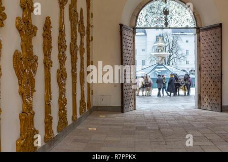 Austria, Salisburgo, centro storico sono classificati come patrimonio mondiale dall'UNESCO, il centro storico (Altstadt), Residenzplatz Foto Stock